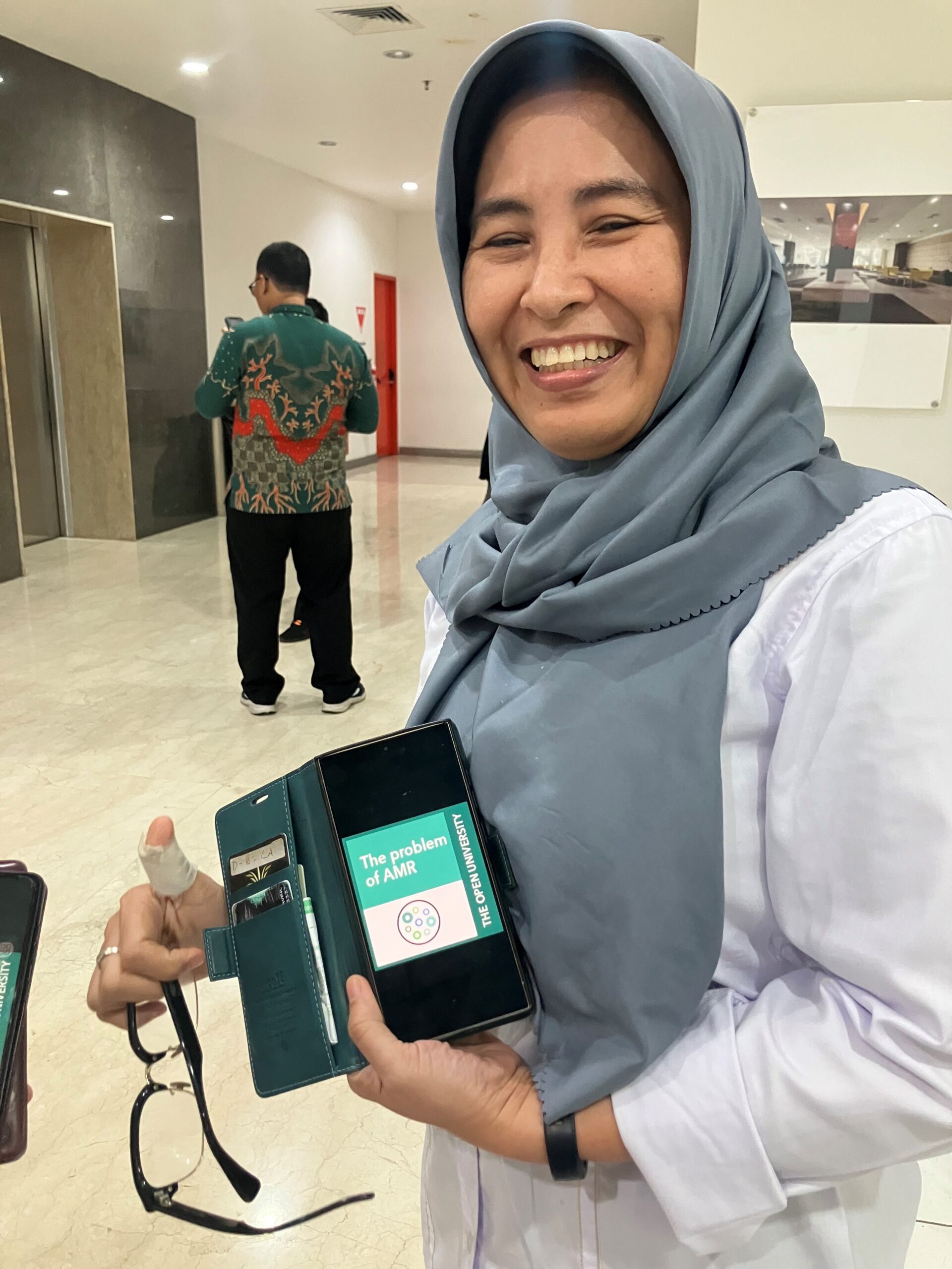 Labortory Scientist supported by the Fleming Fund with OU AMR course completion certificate.