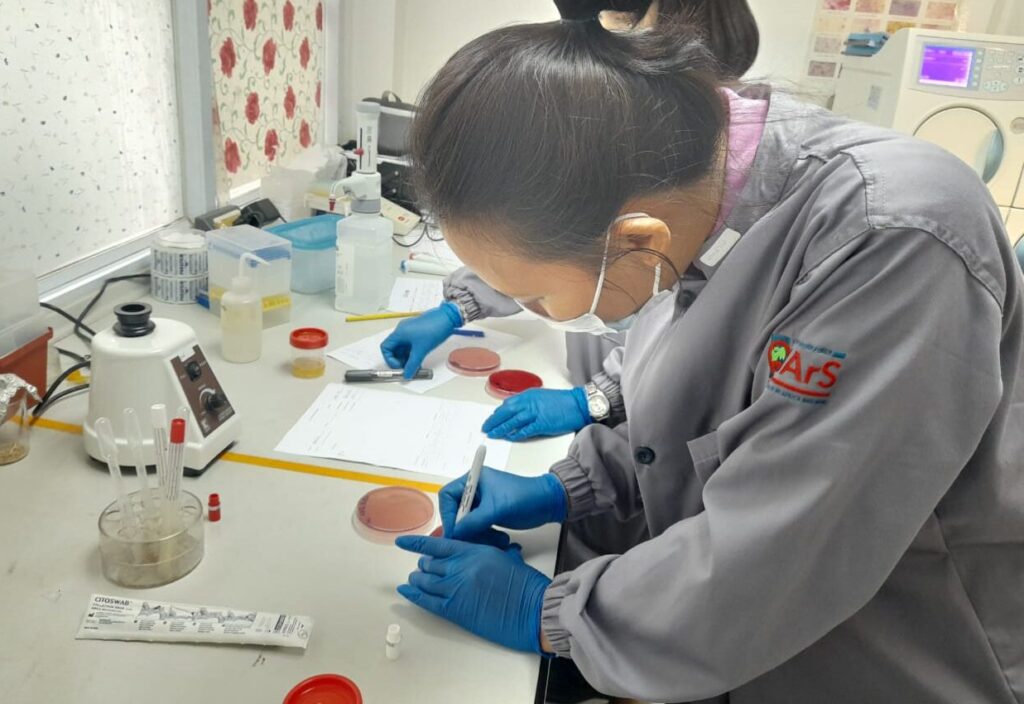 Qualifying the Workforce for AMR Surveillance (QWArS) Microbiology training in Laos, led by the African Society for Laboratory Medicine and supported by the Fleming Fund.
